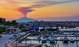 Suggestiva foto del vulcano Etna visto da Augusta (Sr)