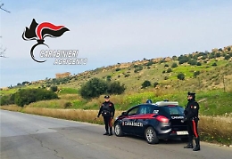 Botte alla moglie con una cintura: i bimbi difendono la loro mamma