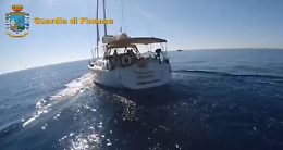 Sei tonnellate di hashish "veleggiavano" nel Canale di Sicilia: sequestro e arresti