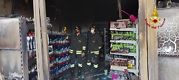 A fuoco un supermercato, paura anche in una residenza per anziani