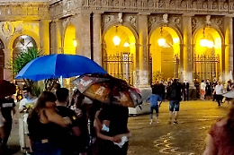 Etna, fitta pioggia di cenere su Catania: la citt&agrave; ricoperta da una coltre di sabbia nera