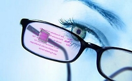 Attraverso gli occhiali con lo sguardo sul web