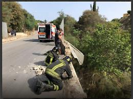 Sciacca, sfonda con l'auto muretto e rete di protezione e "vola" da un ponte: morto