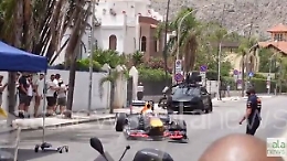 La RedBull sfreccia sul Lungomare di Mondello