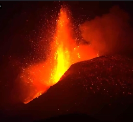 L'Etna continua imperterrito: nuova fontana di lava e altra nube di cenere