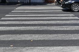 Centrata da auto in retromarcia sulle strisce pedonali, muore in ospedale