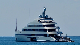 A Panarea getta l'ancora il superyacht del miliardario Lundin