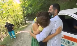 L'abbraccio della mamma di Nicola al giornalista Giuseppe Di Tommaso