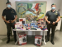 Prodotti non a norma in negozio cinese a Palermo: sequestrati