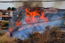 Catania, paura in via Partigiani d'Italia per un incendio che ha lambito le case