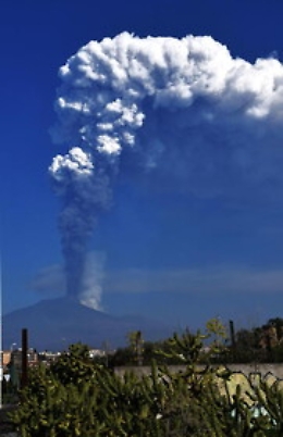 Etna: fontana di lava da tre bocche del Sud-Est e alta nube di cenere