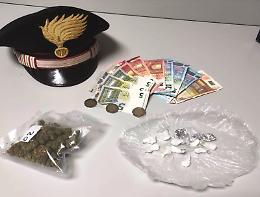 Cerca di disfarsi della cocaina gettandola sotto un'auto in sosta: arrestato