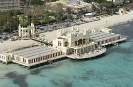 Palermo, colpo di scena: dopo le polemiche con La Vardera divieto di balneazione in una parte di Mondello