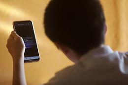 Telefonini a scuola: la Gran Bretagna vuole vietarli