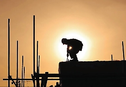 Caldo da bollino rosso. I sindacati: «Non si può lavorare con 40° sotto il sole»