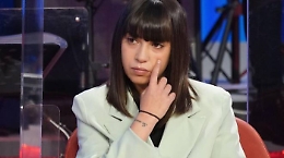 Cacciata di casa perch&eacute; lesbica ma lei con i soldi raccolti si compra una Mercedes