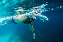 La nuotata da Guinnes di Neil Agius da Linosa a Malta contro le plastiche in mare