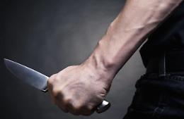 Cerca di uccidere la moglie a coltellate e poi tenta il suicidio: feriti