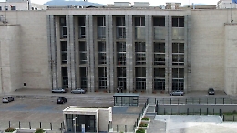 Palermo, detenuto in attesa di processo aggredisce tre agenti in tribunale