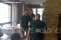 Spinazzola si è rotto davvero il tendine e gli azzurri lo salutano con baci, abbracci e cori