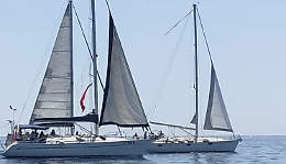 Un drappo rosso sull'albero maestro: la regata contro la violenza della Lni di Aci Trezza