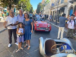 Sfilata di auto d'epoca a Lipari tra isolani e turisti