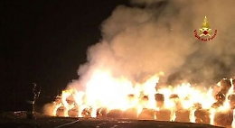 Incendio divora balle di fieno destinate ad un azienda agricola