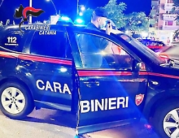 Catania, folle di gelosia tenta di abbattere la porta di casa della fidanzata