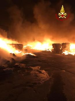 Vasto incendio in impianto smaltimento rifiuti a Grammichele