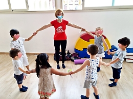 I bambini imparano l'inglese giocando con lo "yoga"