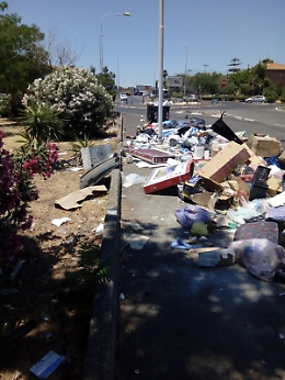 Rotonda via Diaz, Catania: un immondezzaio..