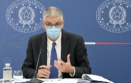 Covid, Brusaferro (ISS): «In Italia la discesa dei contagi si è fermata»