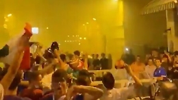 Per festeggiare vittoria Italia circondano e bloccano auto dei carabinieri: un Daspo