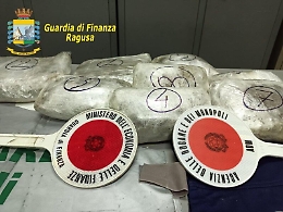 Catanese arrestato a Pozzallo: stava portando a Malta due chili di marijuana