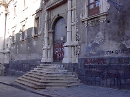 Catania: degrado nella splendida via Crociferi