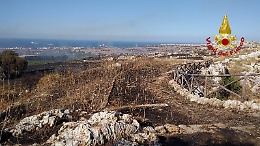 A Siracusa bruciano le zone del Castello Eurialo e di contrada Spalla