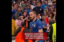 Italia Spagna, Bonucci scambiato per un invasore dallo steward di Wembley