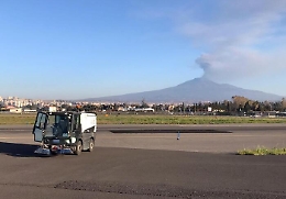 Etna, si torna a spazzare la cenere e dopo la bonifica riapre pista aeroporto di Catania