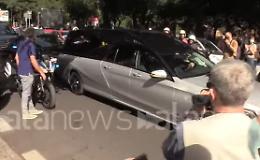 Raffaella Carrà, l'omaggio alla salma davanti la Rai