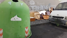 Catania: camera da letto e cucina tra i rifiuti