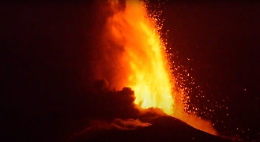 Etna, nuovo parossismo notturno ed ennesima pioggia di cenere sui paesi alle pendici del vulcano