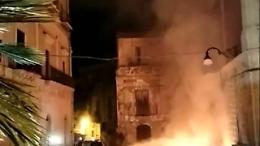 Palazzo storico danneggiato da incendio di rifiuti vicini
