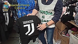 Cappellini e magliette "Uefa Euro 2020", taroccate, sequestro della Gdf