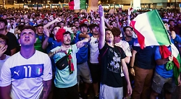 Covid, le folle per l'Italia sono un rischio: ecco perché Palermo vieta i maxischermi