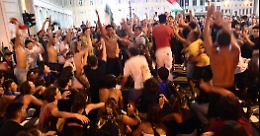 Tifo e covid: appelli e ordinanze. Ma il rischio focolai resta alto