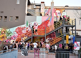 Sulla facciata del Teatro Stabile il murale “oMaggio” per Mariella Lo Giudice