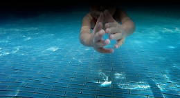 Rischia di annegare in piscina, grave un bimbo di due anni nel Palermitano