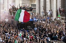 Bagno di folla a Roma per gli Azzurri sul pullman scoperto