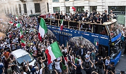 Da Mattarella a Draghi fino al bus scoperto: la sfilata dell'orgoglio azzurro