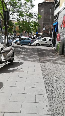 Catania: Piazza Turi Ferro, passo pedonale chiuso